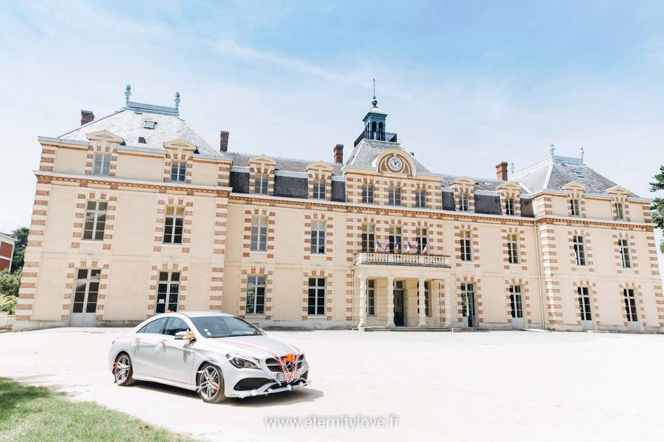 Voiture des mariés devant le château