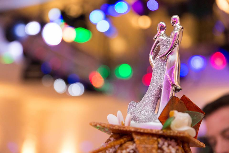 Figurines des mariés sur le gâteau