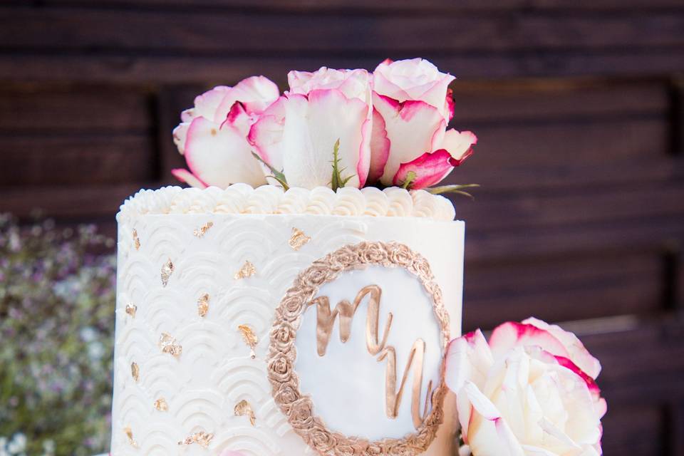 Gâteau de mariage décoré de fleurs