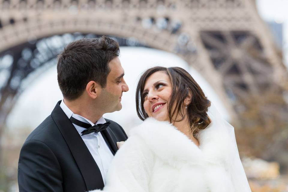 Portrait des mariés dans un miroir