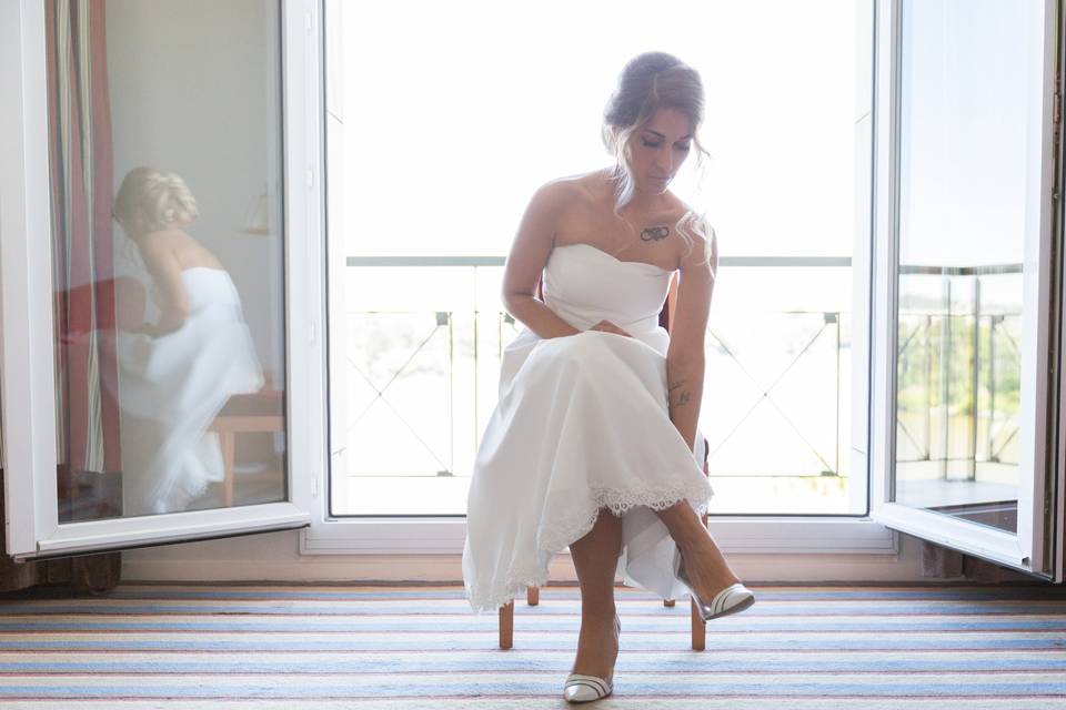 Mariée assise près de la fenêtre - portrait