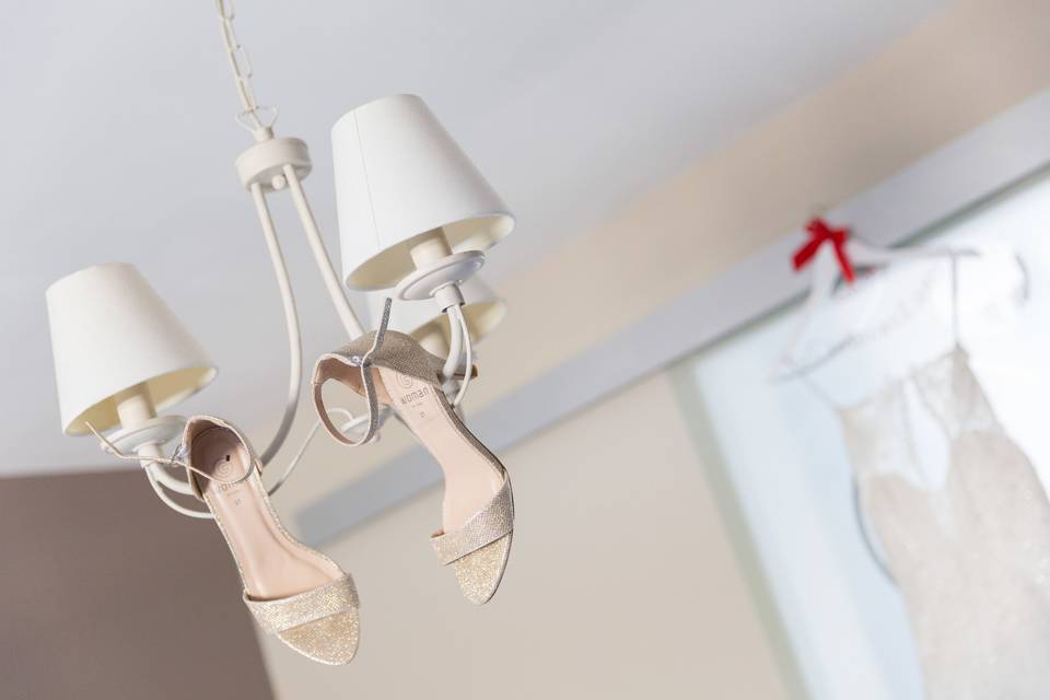 Chaussures de mariée dans la chambre