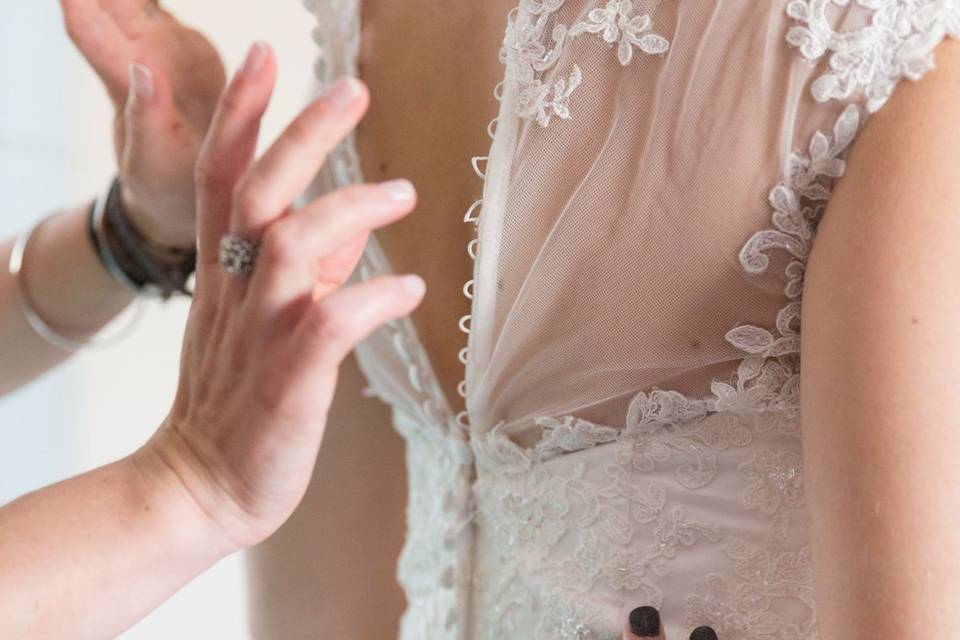 Ajustement de la robe de mariée avant la cérémonie