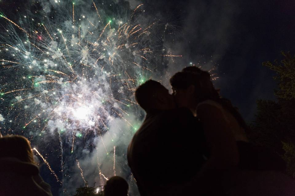 Feu d'artifice pendant la soirée de mariage