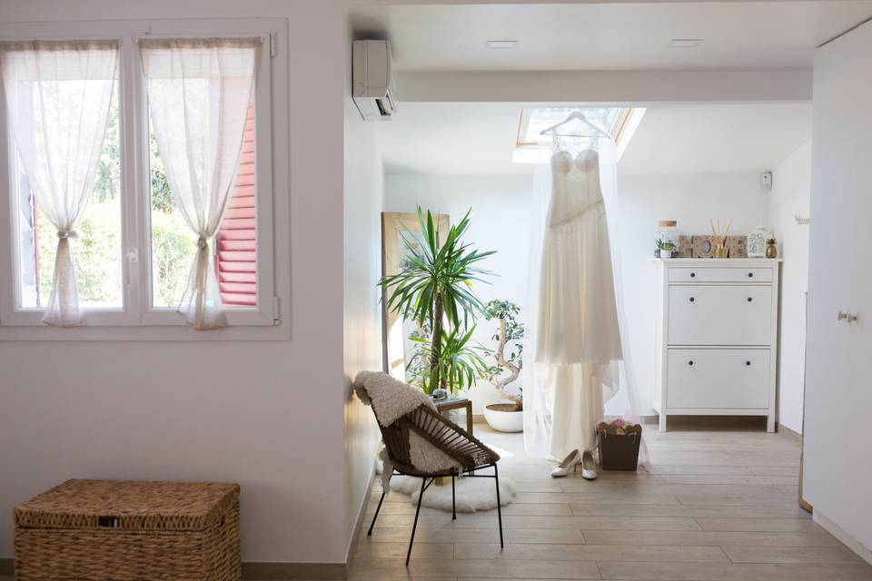 Préparatifs de la mariée - robe suspendue
