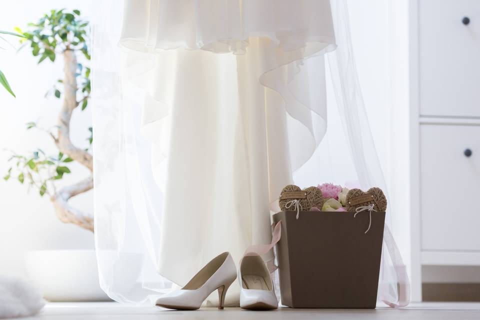 Robe de mariée et rideaux blancs
