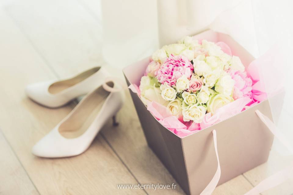 Chaussures de mariée et bouquet de fleurs