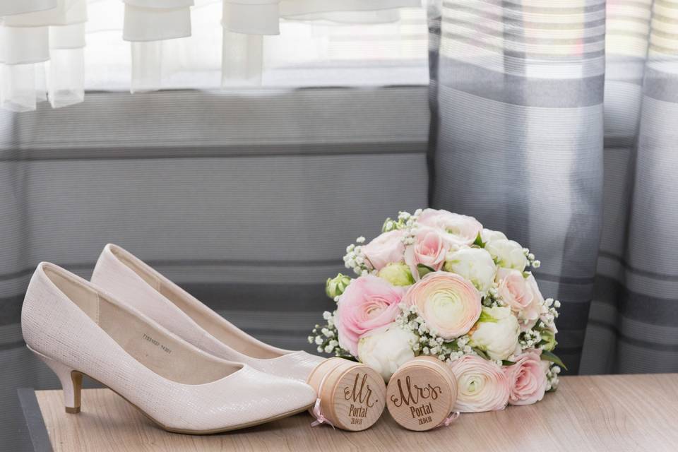 Chaussures et bouquet de la mariée