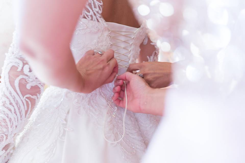 Détail de la dentelle de la robe de mariée
