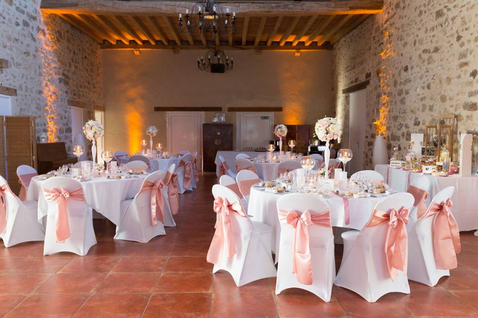 Salle de réception décorée pour le mariage