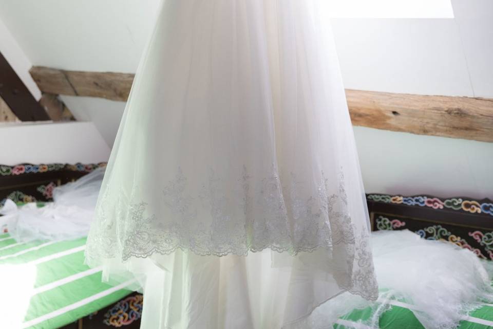 Robe de mariée suspendue sur un décor rustique en bois