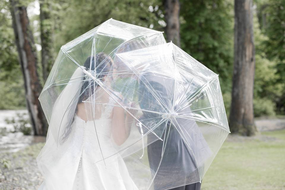 Mariée sous un parapluie transparent