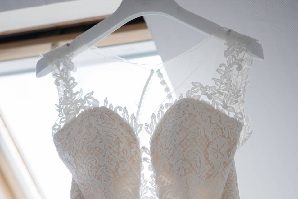 Détail des boutons dans le dos de la robe de mariée