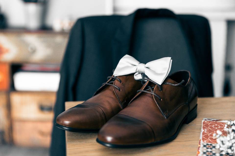 Chaussures et nœud papillon du marié