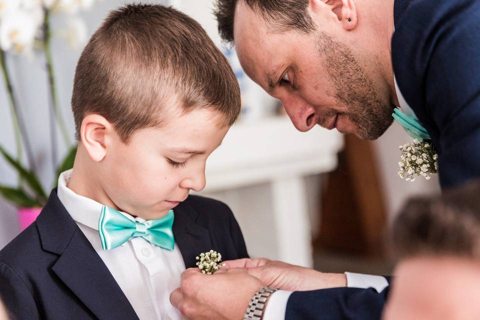 Enfant d'honneur ajustant son nœud papillon