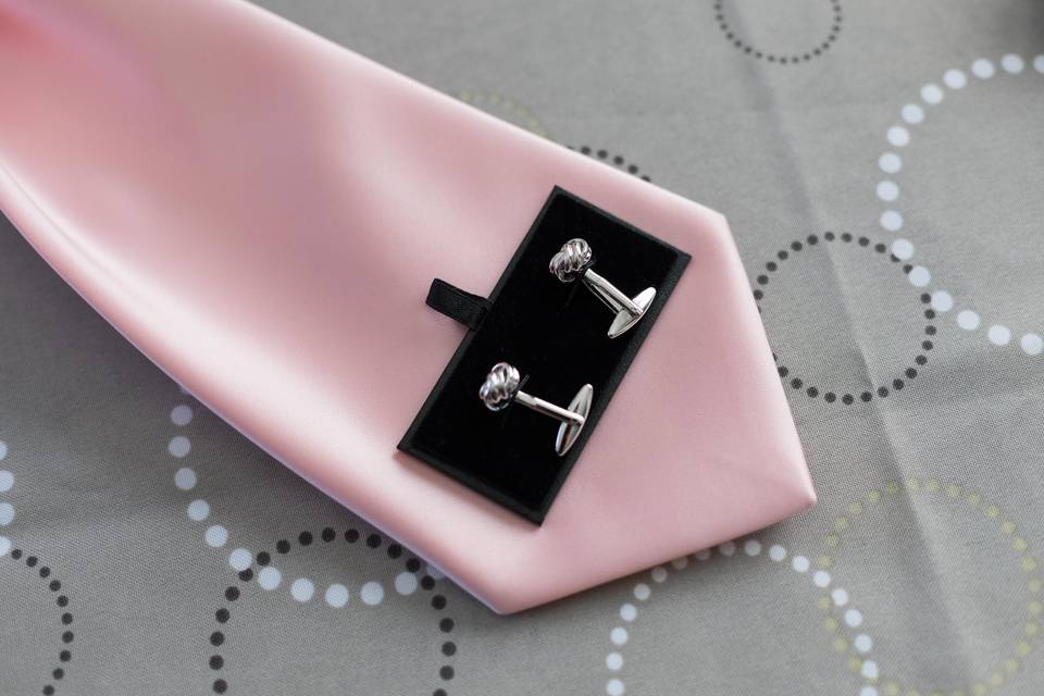 Cravate rose et boutons de manchette