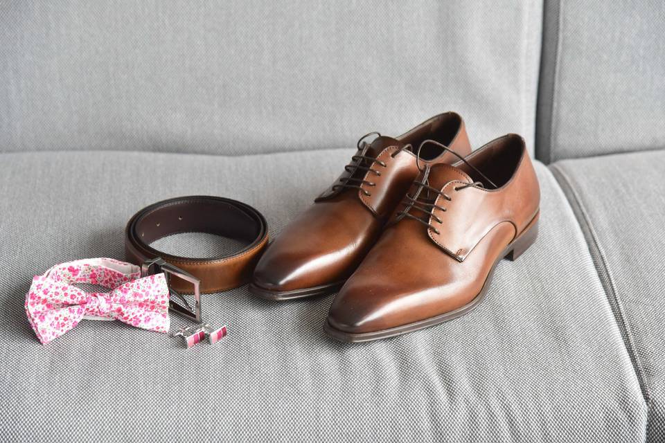 Chaussures et ceinture du marié