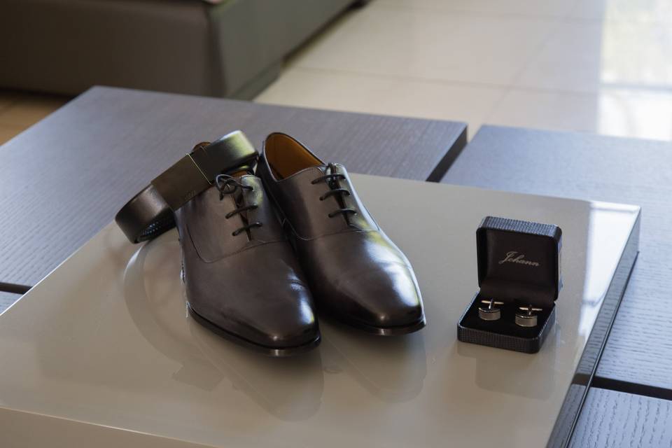 Chaussures et accessoires du marié sur plateau