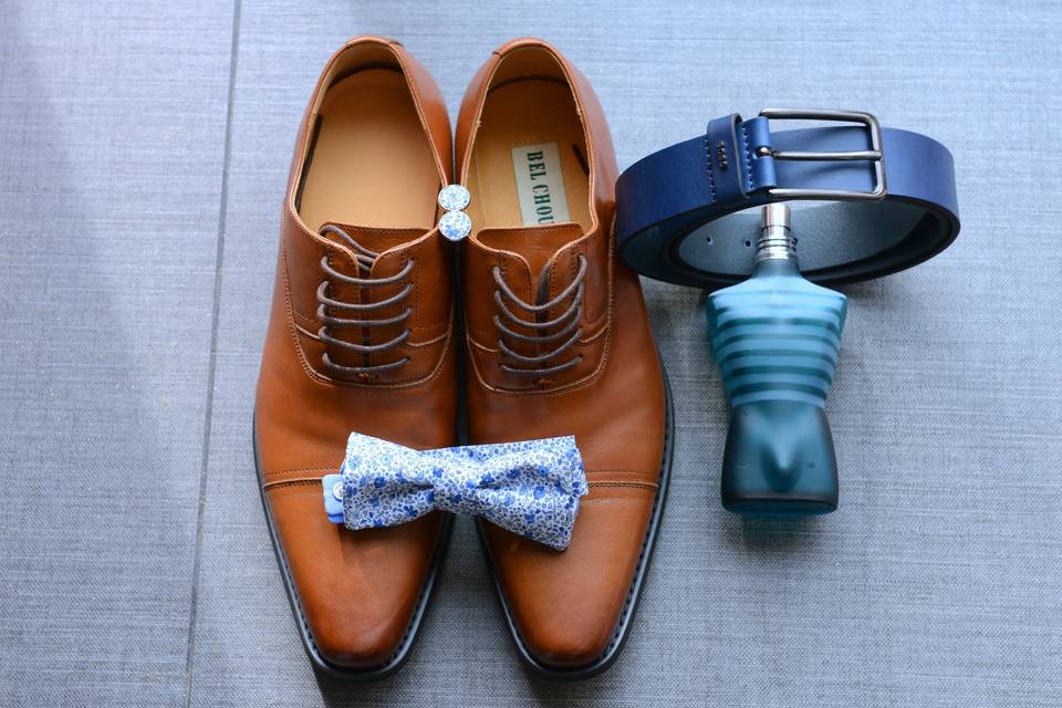 Chaussures et cravate du marié