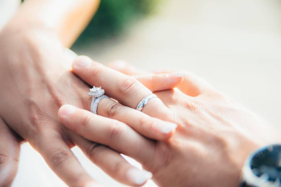 Alliance au doigt de la mariée