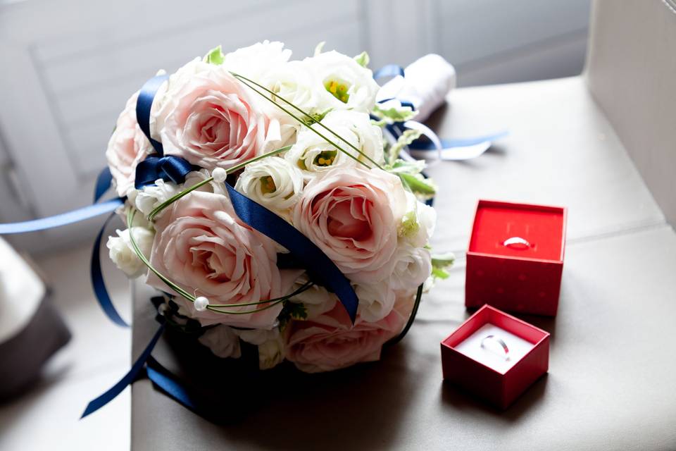 Bouquet de fleurs et écrin des alliances
