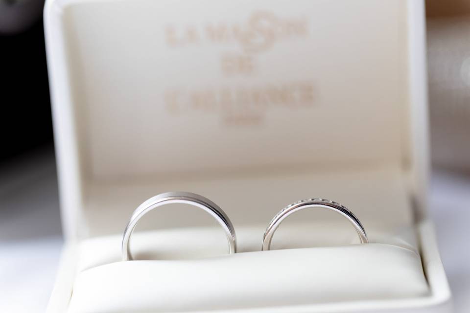 Alliances posées sur le faire-part de mariage