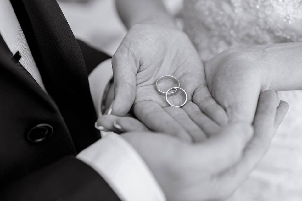 Mains d'un enfant et des mariés - moment tendre