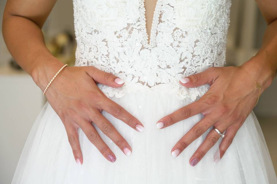 Détail de la dentelle sur la robe de mariée