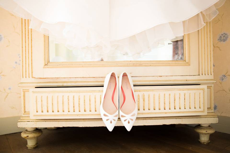 Reflet de la robe de mariée dans le miroir