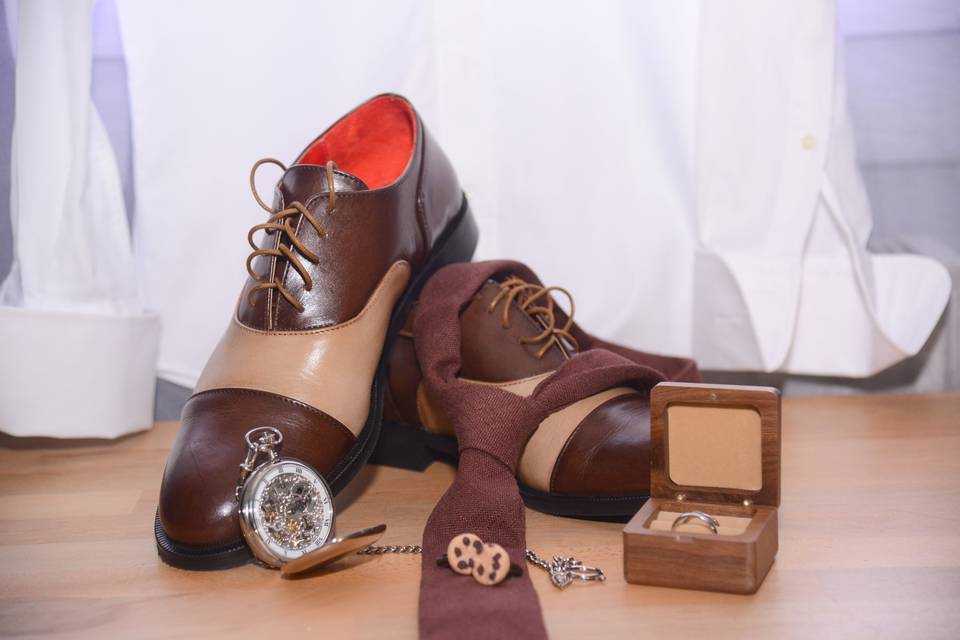 Chaussures et montre du marié