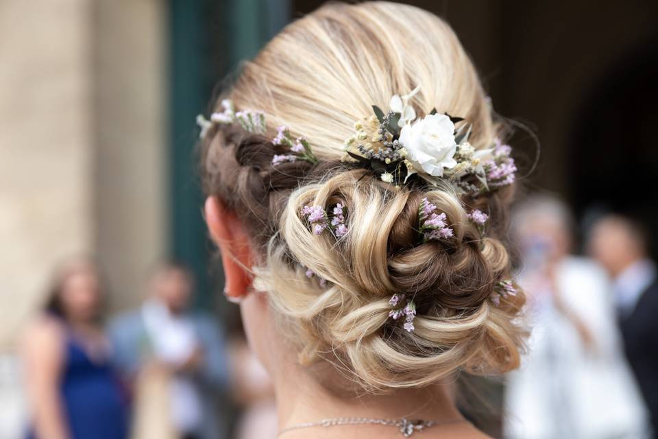 Coiffure de la mariée ornée de fleurs