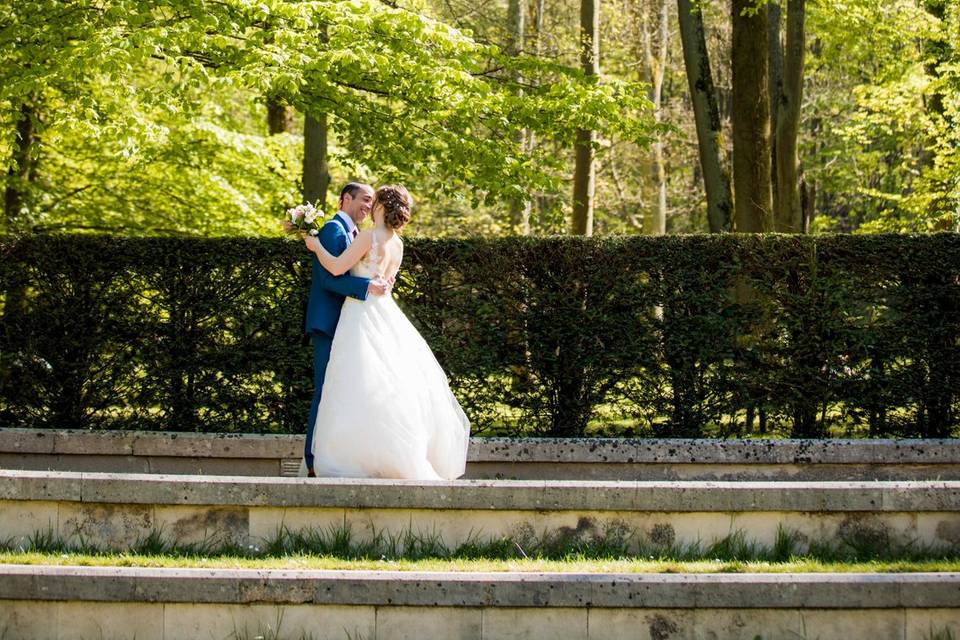 Mariés se promenant en forêt