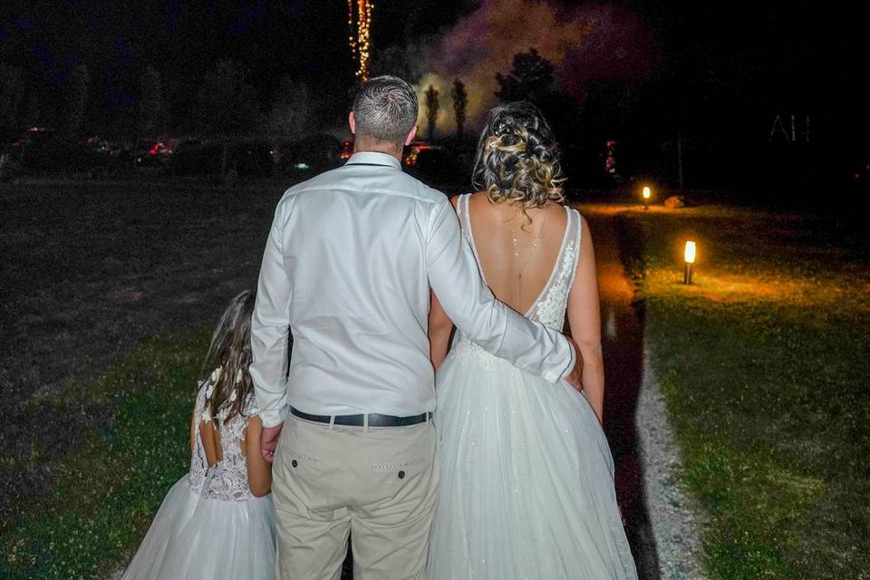 Feu d'artifice pendant la soirée de mariage