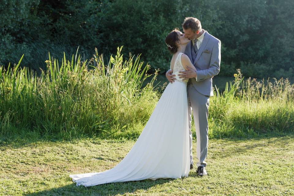 Mariés se promenant dans le parc du château