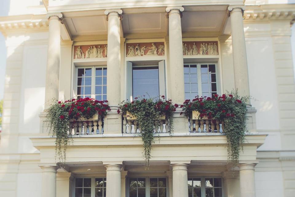 Mariés près d'un mur de fleurs