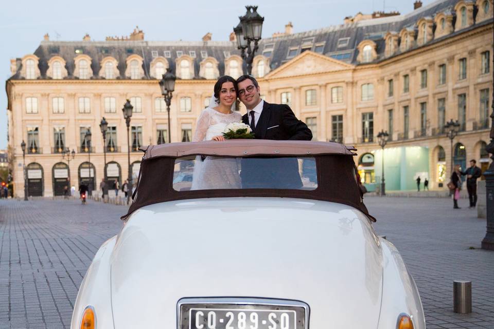 Voiture de mariage garée en ville la nuit