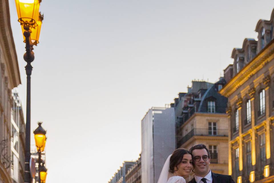 Mariés se promenant en ville la nuit