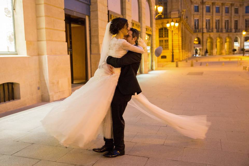 Mariés dansant dans la rue le soir