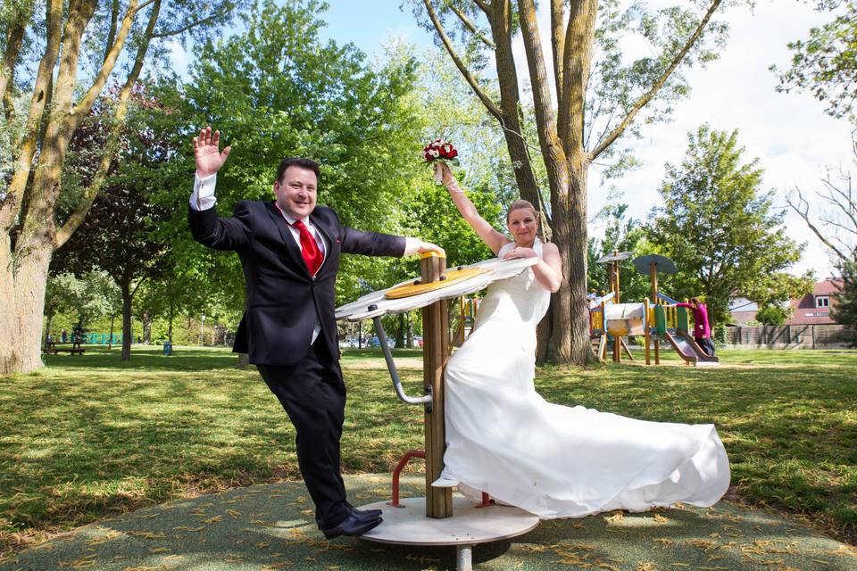 Marié portant la mariée avec humour