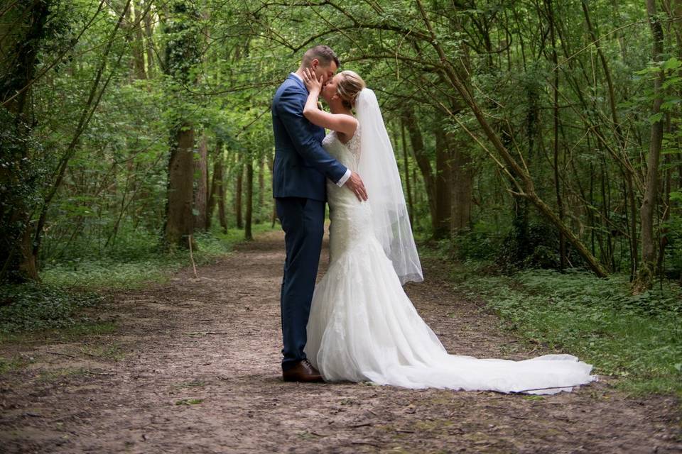 Mariés se promenant en forêt