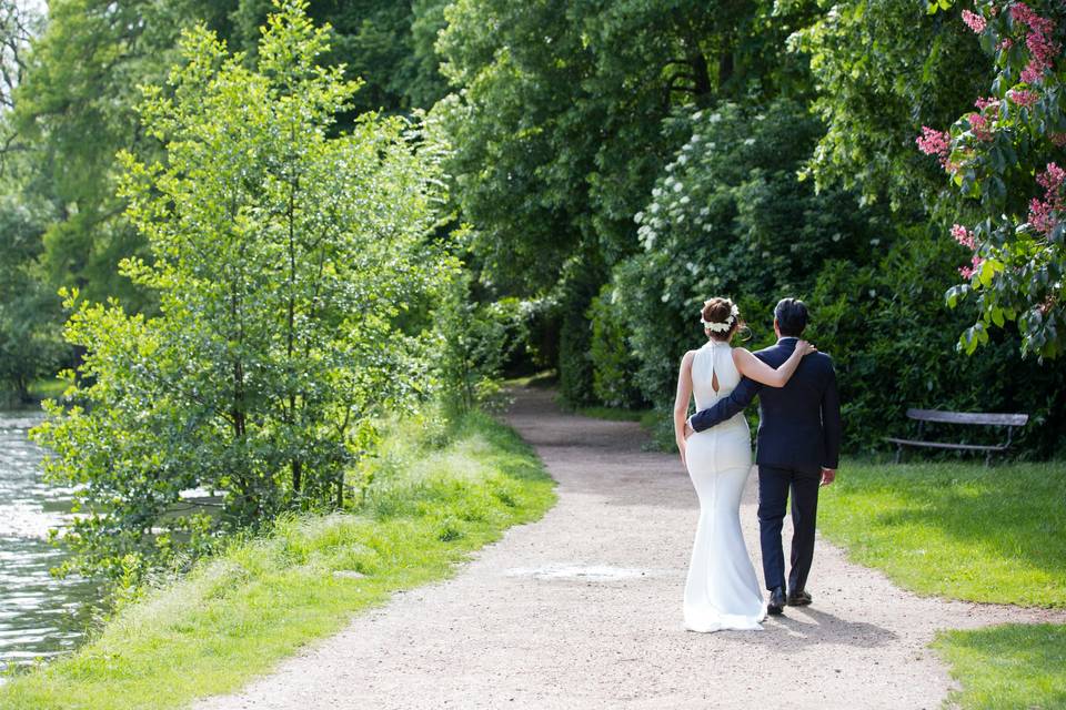 Marié se promenant en forêt