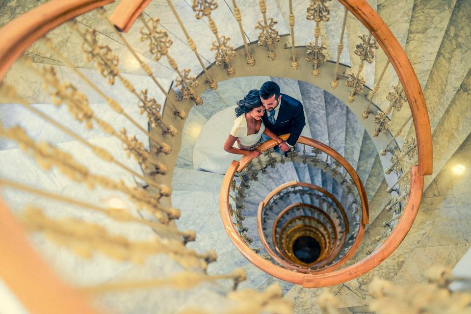 Mariés vus d'en haut dans un escalier en colimaçon
