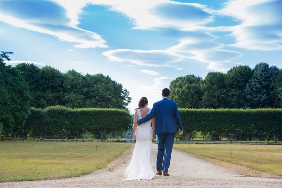 Mariés de dos dans le parc du château
