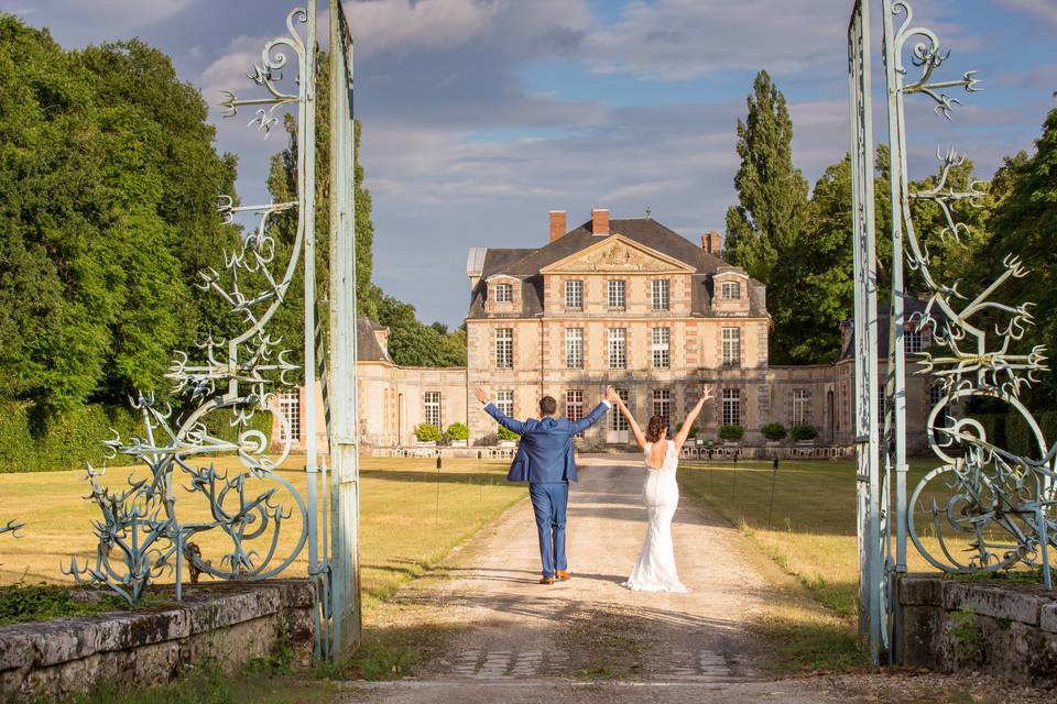 Mariés sous une arche fleurie