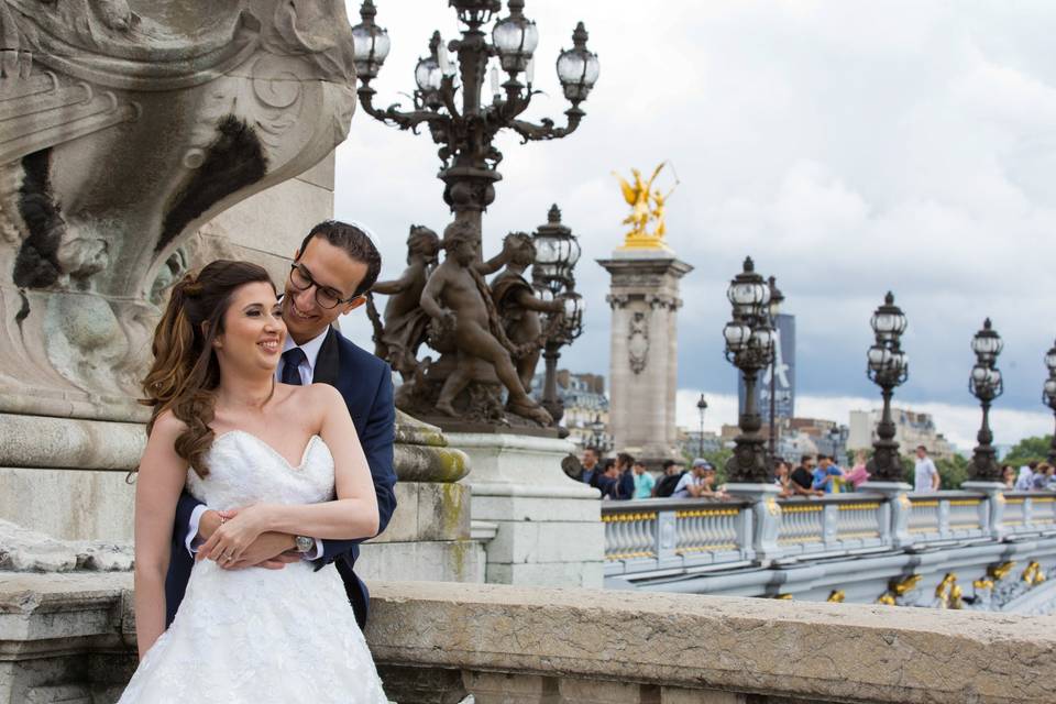 Mariés près d'une fontaine ornementée