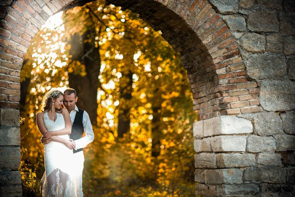 Mariée sous une arche de guirlandes lumineuses