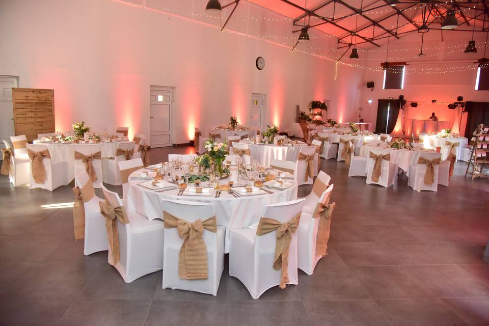 Salle de réception avec éclairage rose