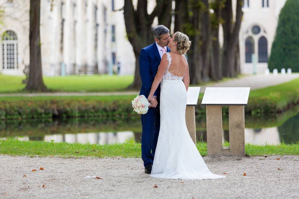 Mariés avec bouquet dans le jardin