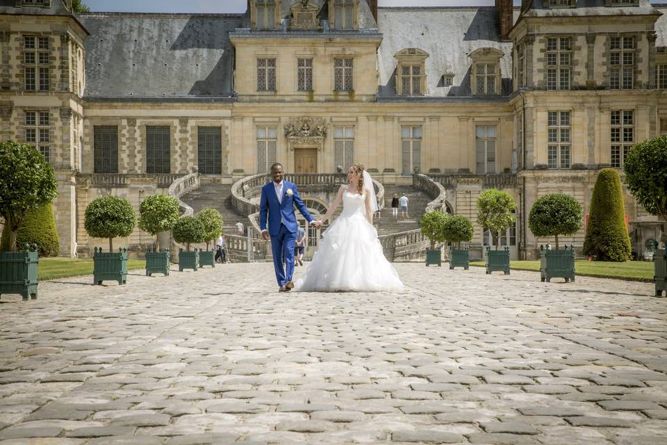 Mariés dansant dans la cour du château