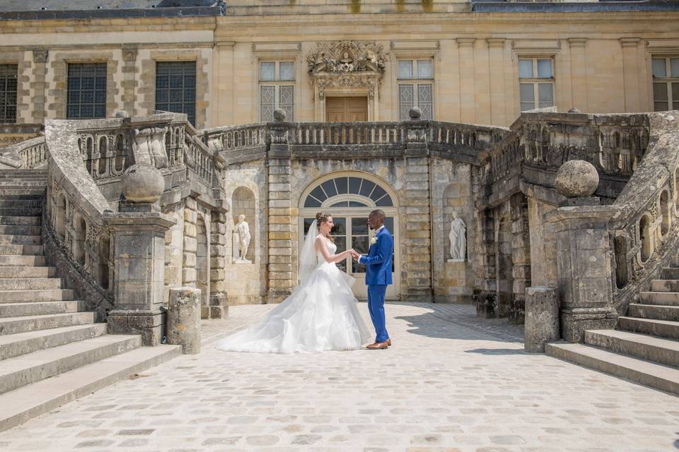 Mariés dans l'escalier du château